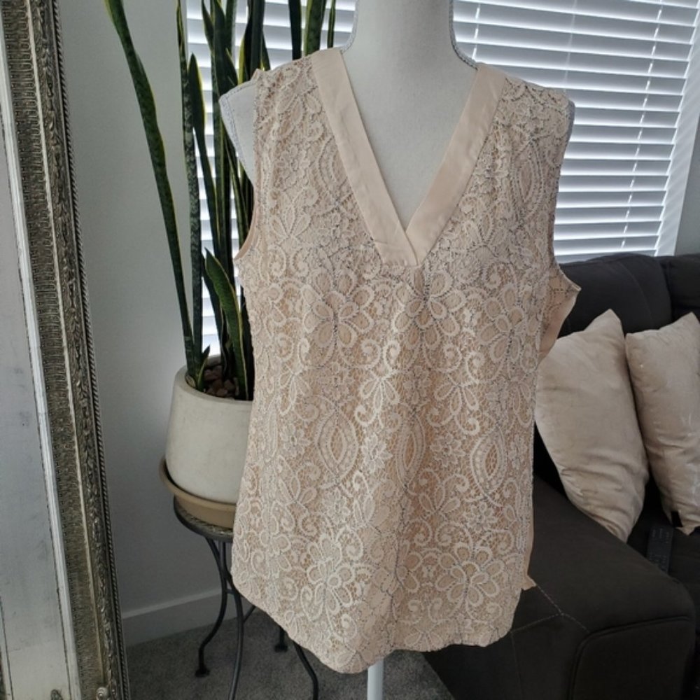 New! Tahari Sleveless v neck front lace Top. Size xsmall.